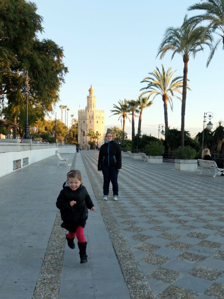 Jeu sur les quais (avec la tour Torre del Oro en arrière plan)