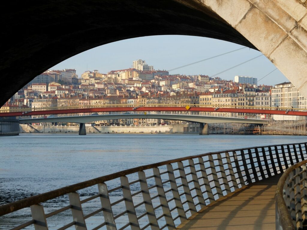 Vue sur la Saône et la Croix-Rousse (sous le pont Bonaparte)