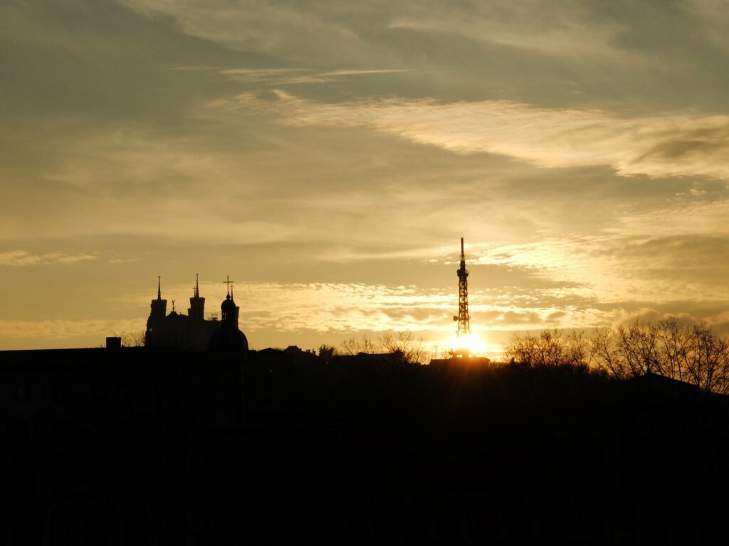 Basilique de Fourvière et la Tour métallique au coucher de soleil