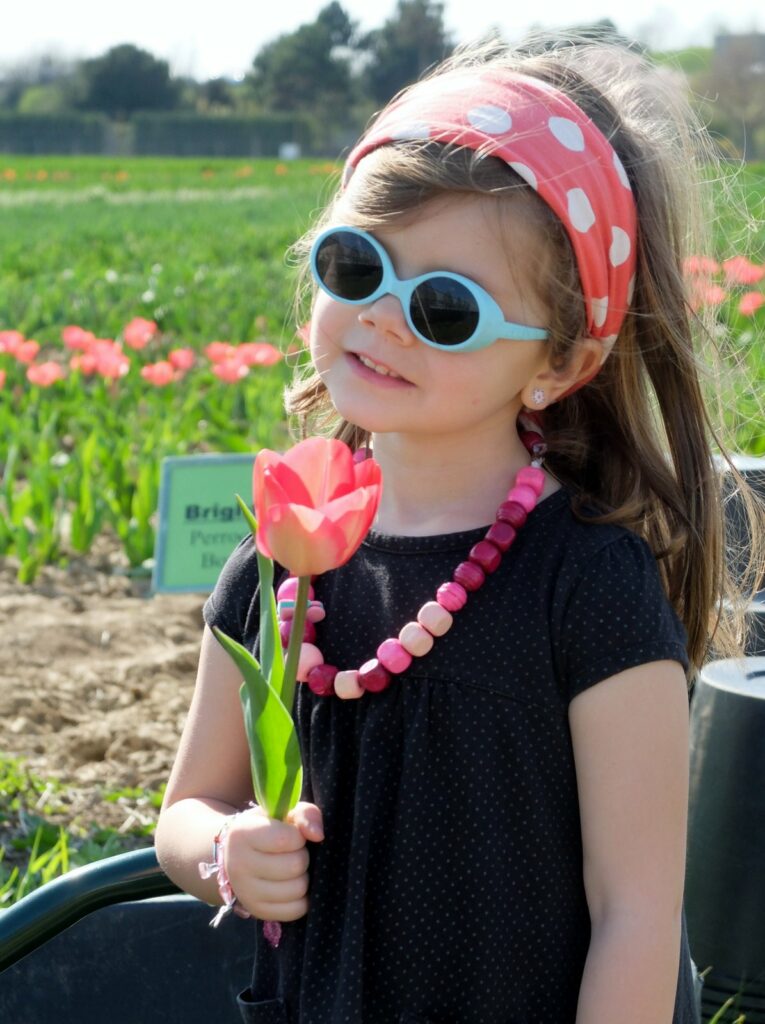 Chloé et sa tulipe