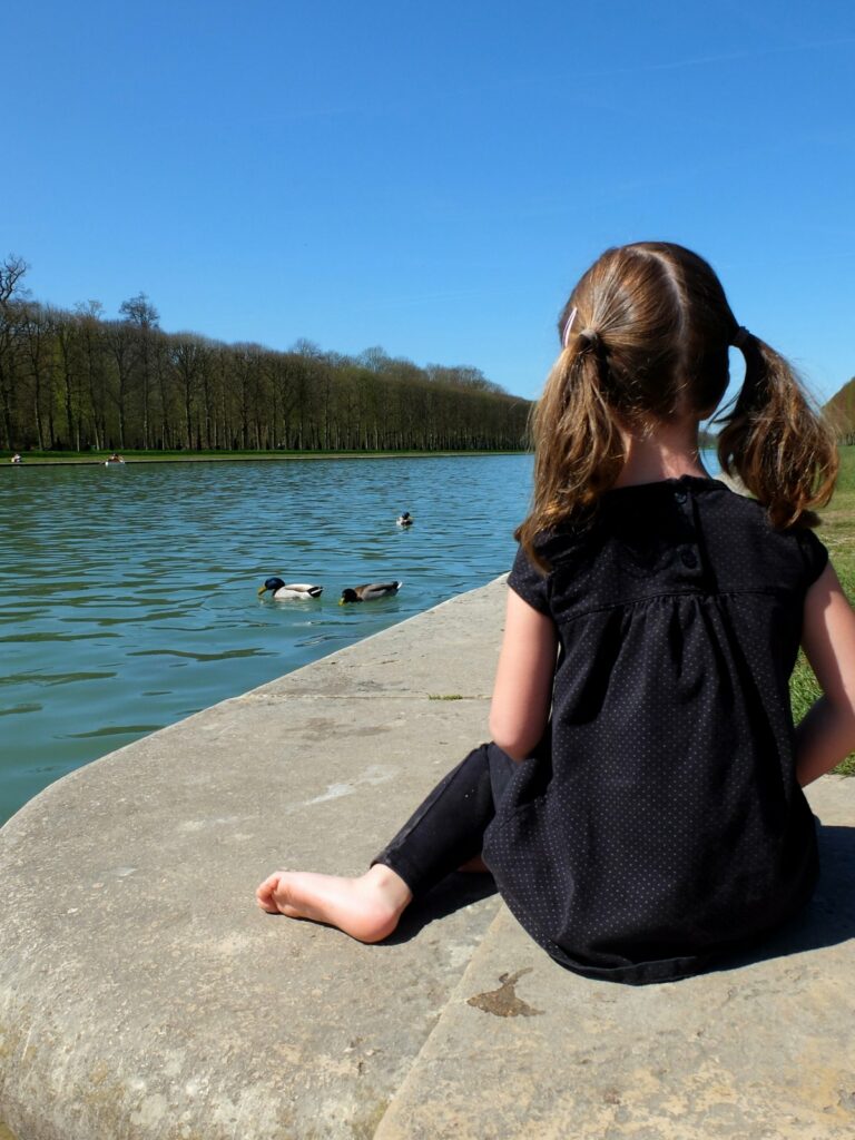 Chloé nourrit les canards du grand Canal