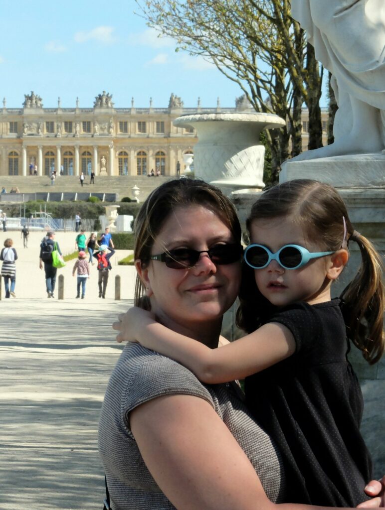 Clem & Chloé faces au palais