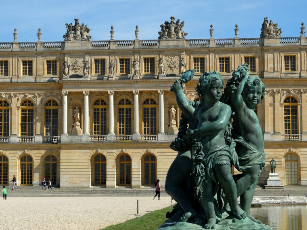 Enfant au miroir face au château de Versailles