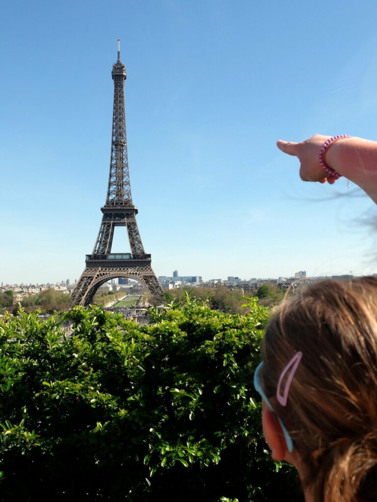 Chloé et Clem admirent la Tour Eiffel