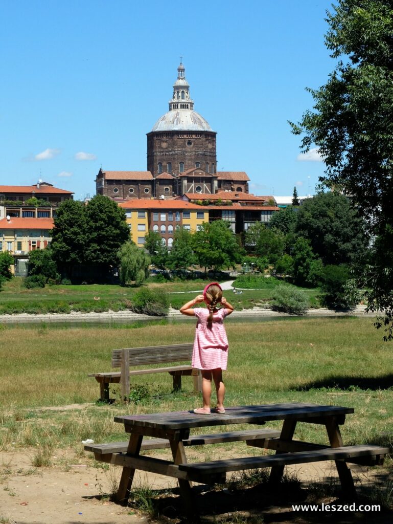 Chloé admire le Duomo de Pavie