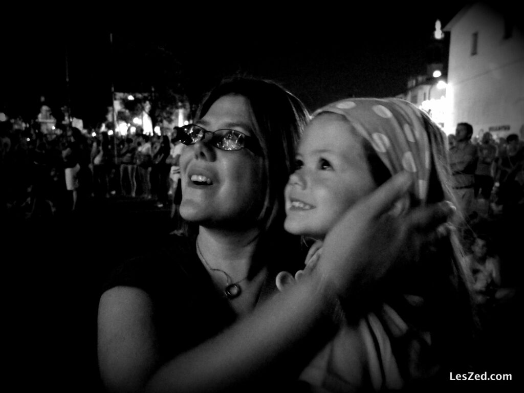 Clem & Chloé admirent un feu d'artifice italien