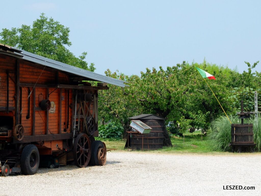 Le jardin et l'ancienne moissonneuse