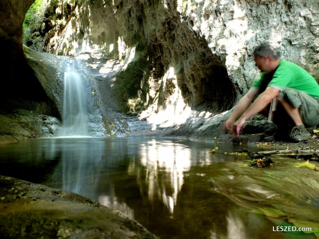 Marco se rafraîchit au bord de la cascade (à Molina)