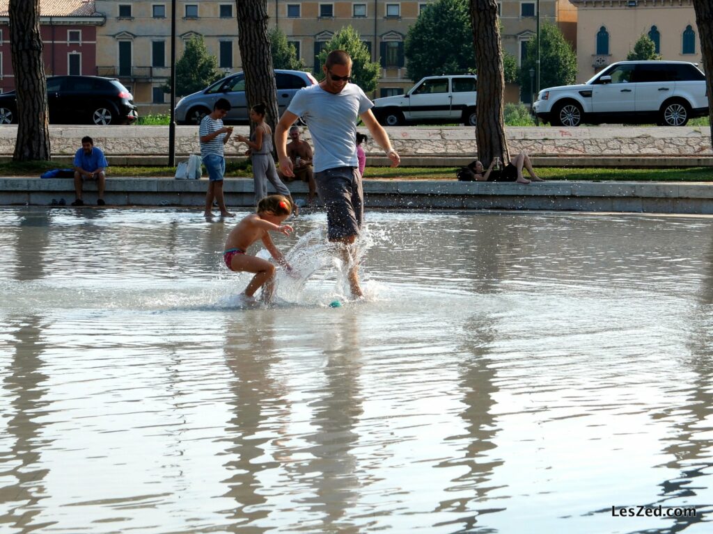 Partie de foot aquatique entre père et fille (Giardini Pubblici Arsenale)