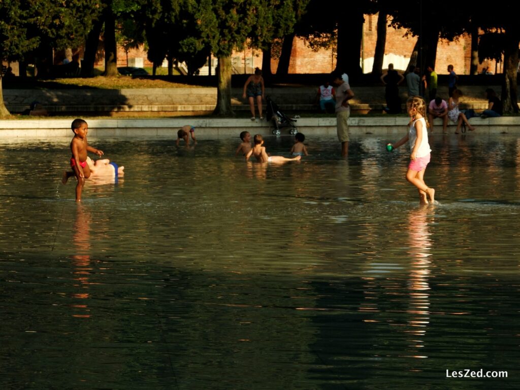 Chloé rencontre d'autres enfants (Giardini Pubblici Arsenale)