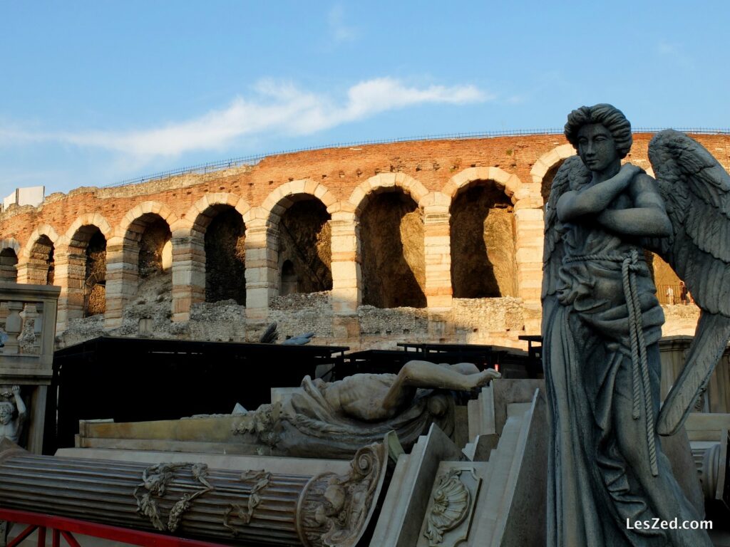 Les arènes de Vérone avec décor d'opéra en premier plan