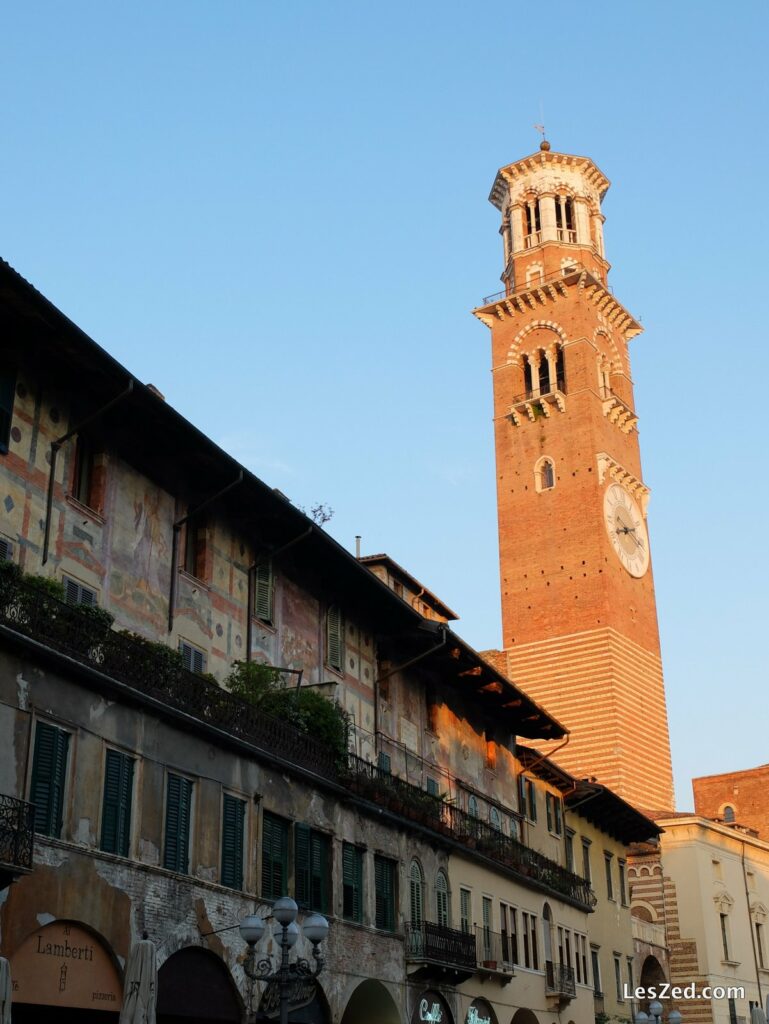 Torre dei Lamberti sur la Piazza delle Erbe