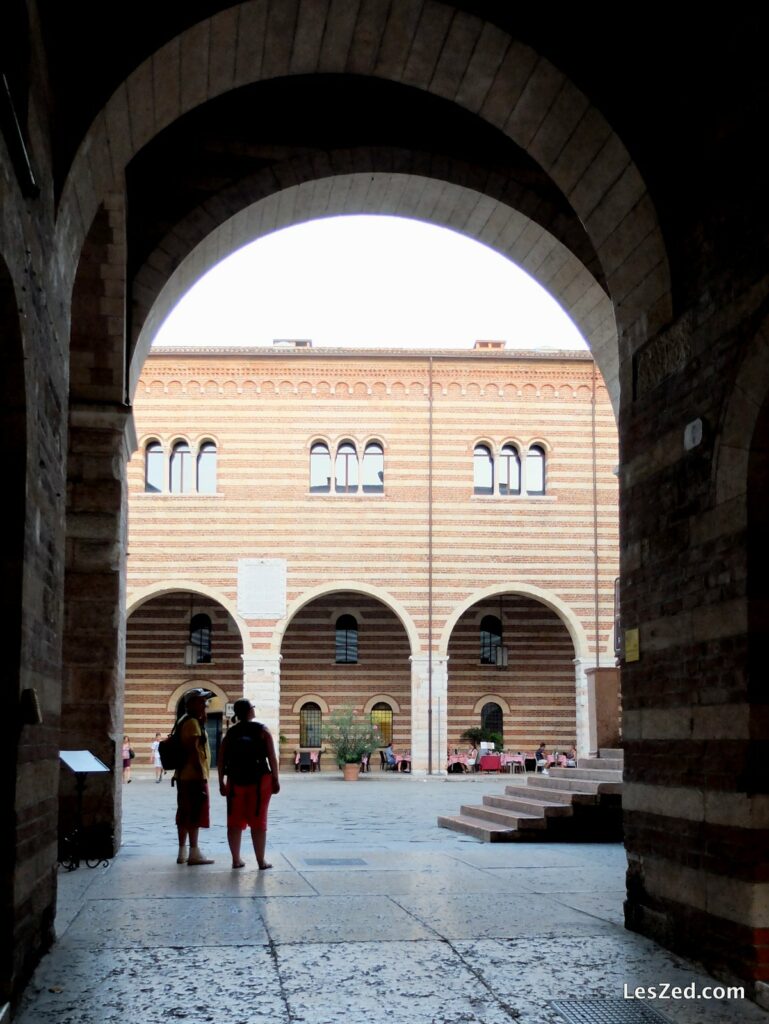 Marco et Clem arpentent le Palazzo del Mercato Vecchio