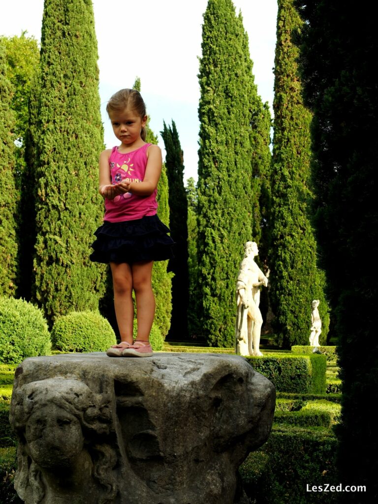 Jardin Giusti : Chloé peaufine son numéro de la statue