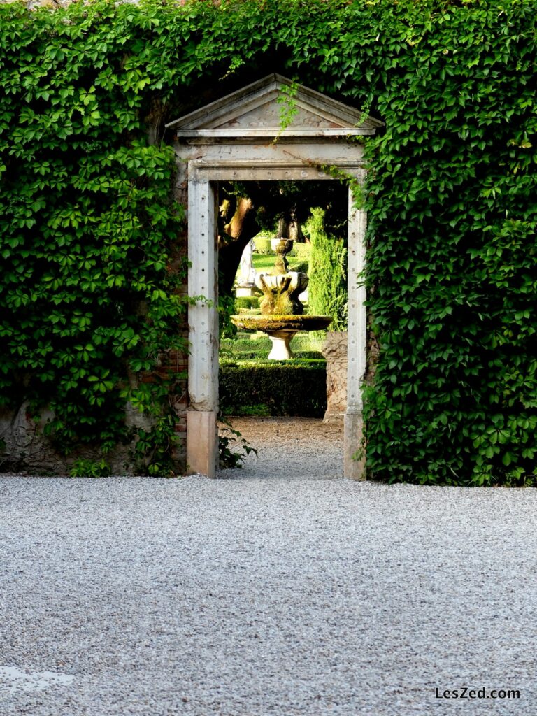 Jardin Giusti : porte et feuillage