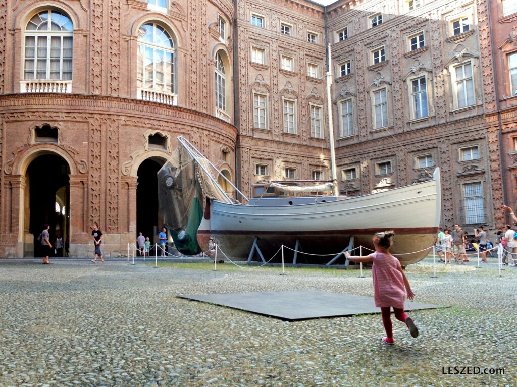 Palazzo Carignano (avec son oeuvre de bateau de pêche qui attrape une voiture dans ses filets)