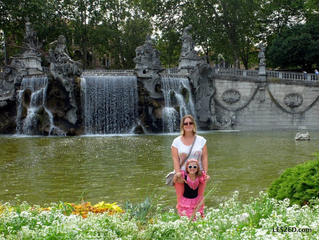 Parco del Valentino : les filles posent devant la fontaine des 12 mois