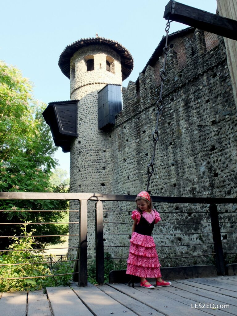 Chloé à l'entrée du Borgo medievale