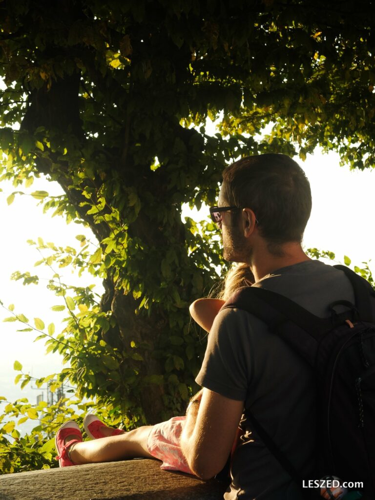 Chloé et Max admirent la vue depuis la Basilique de Superga