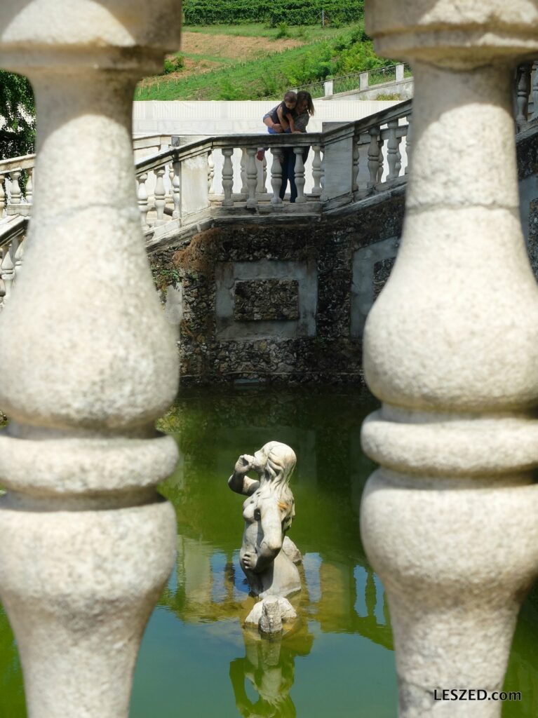 Clem et Chloé admirent les bassins de la Villa della Regina