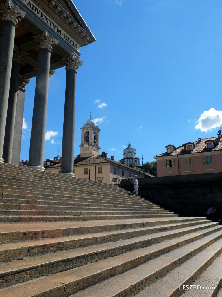 Parvis de l'église : Chiesa della Gran Madre di Dio