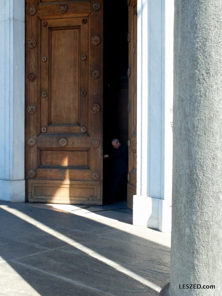 Les portes de l'église s'ouvrent (Chiesa della Gran Madre di Dio)