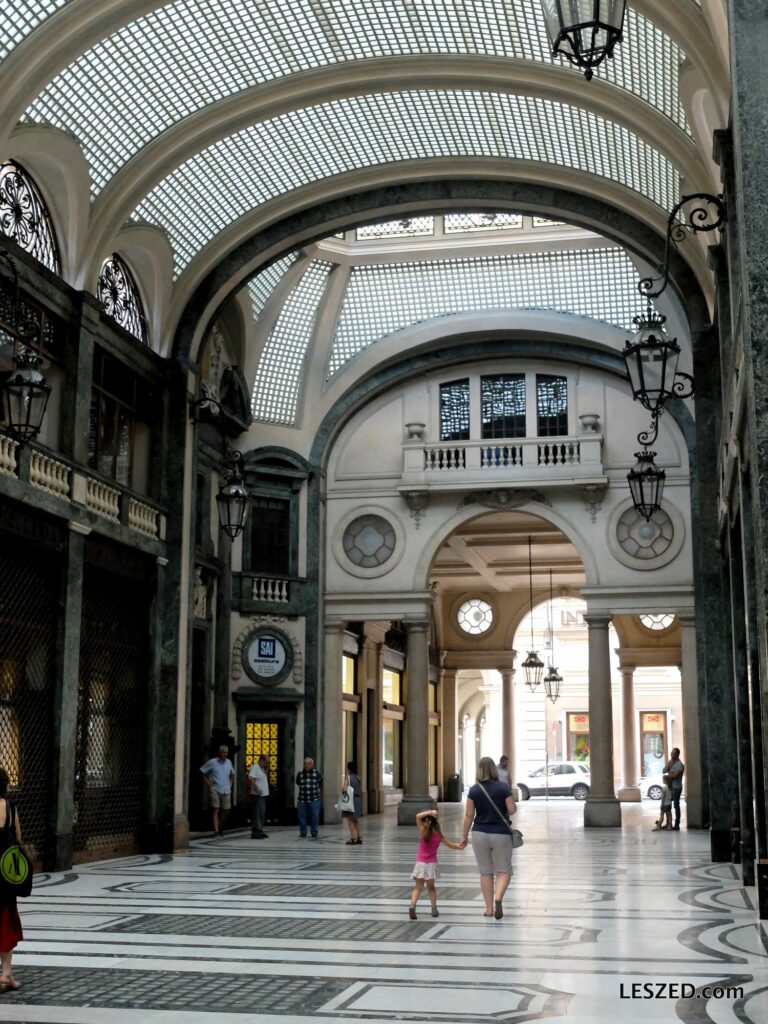 Nombreux passages couverts entre les rues de Turin