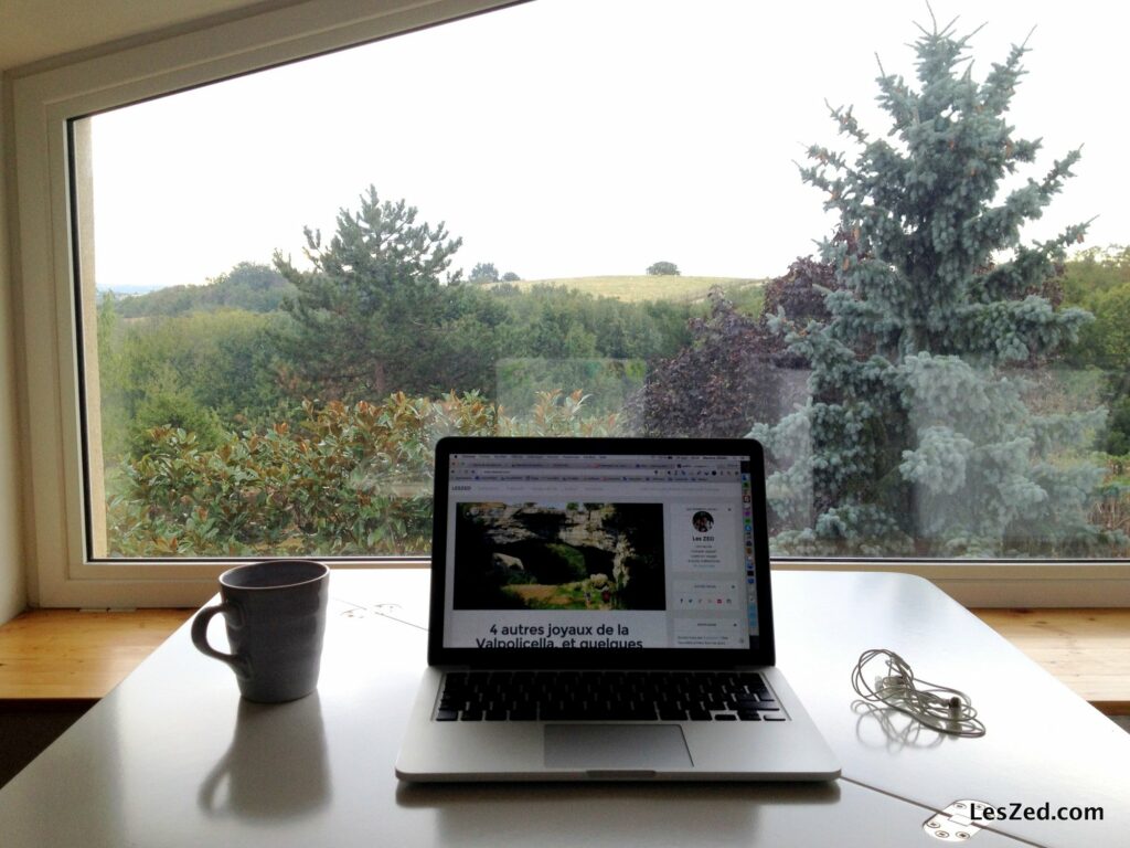 Mon nouvel espace de télé-travail, avec vue sur la campagne du Pilat