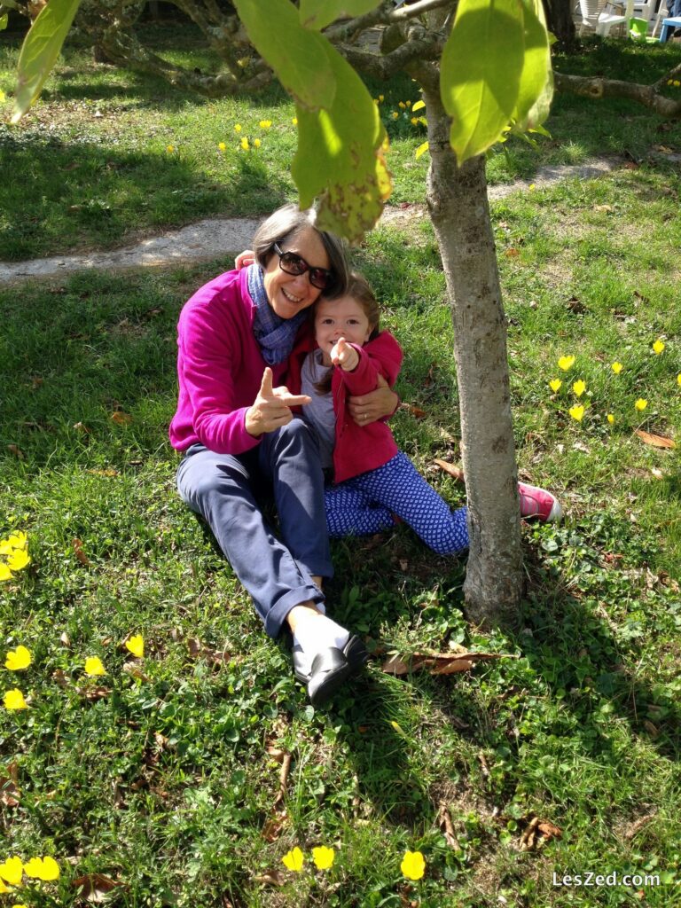 Chloé et Mia, dans le jardin