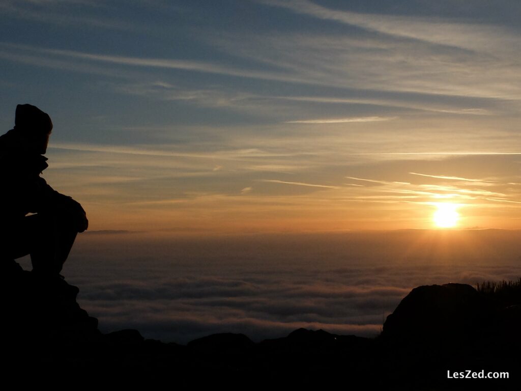 Méditer devant un lever de soleil (Pilat - Mont Monnet)