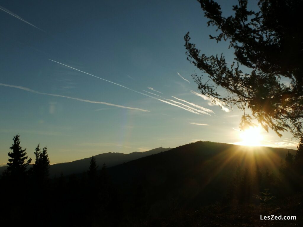 Le soleil se couche derrière les crêtes du Massif du Pilat