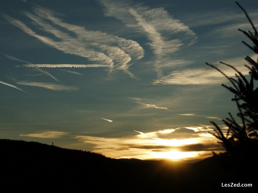 Coucher de soleil, le ciel se part d'une belle robe