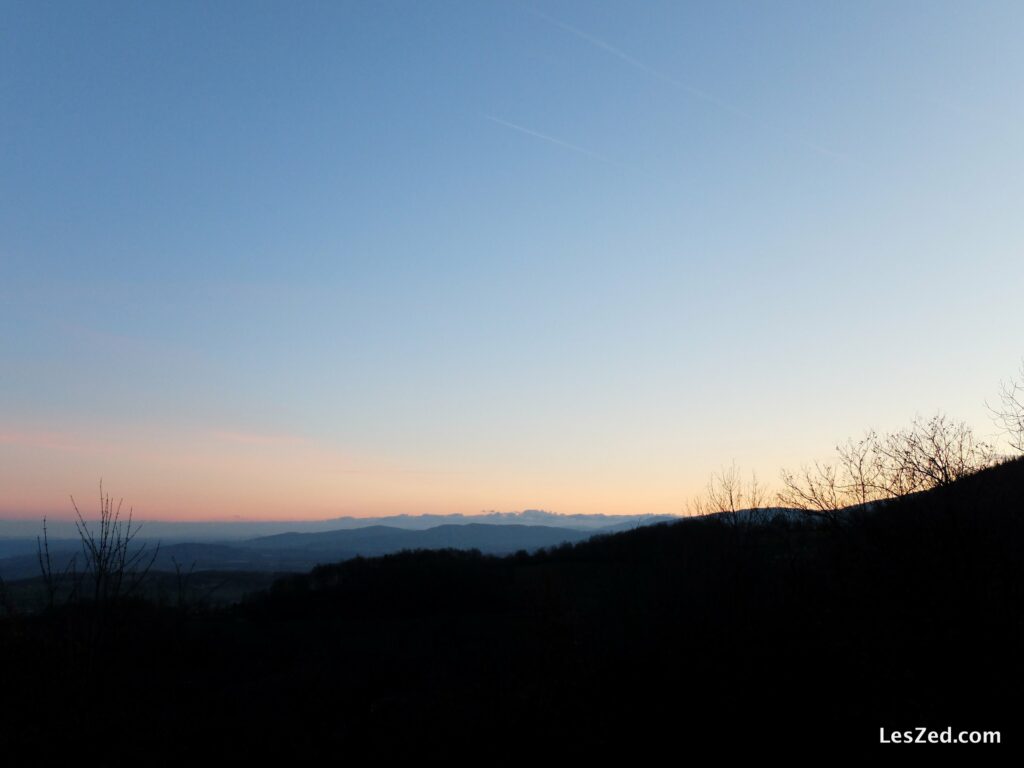 Le soleil couché affiche un dernier dégradé