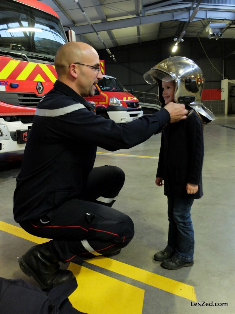 Chloé essaye le casque de sapeur pompier - Caserne des pompiers de Vienne