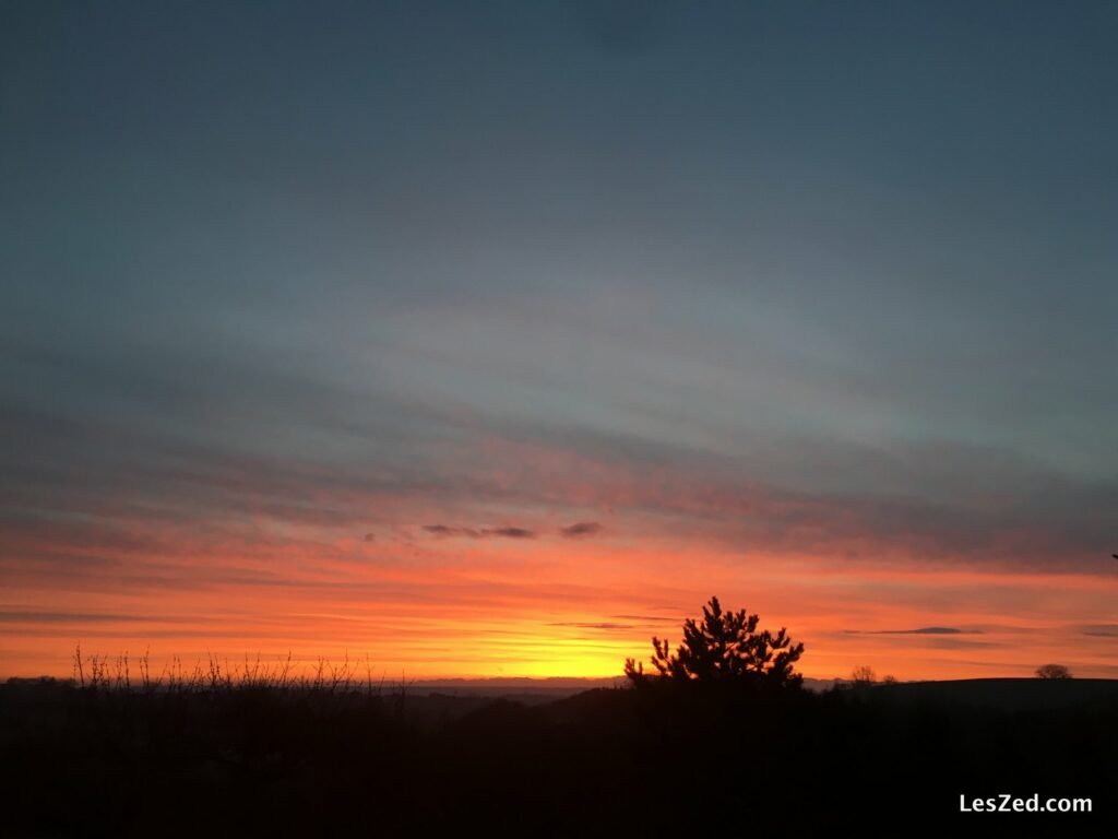 On admire le soleil se lever sur le Pilat, depuis la balcon de notre gîte