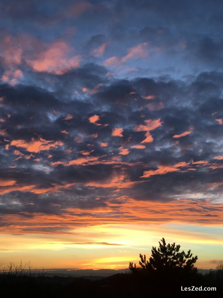 Lever de soleil sur le Pilat - nuages orangés