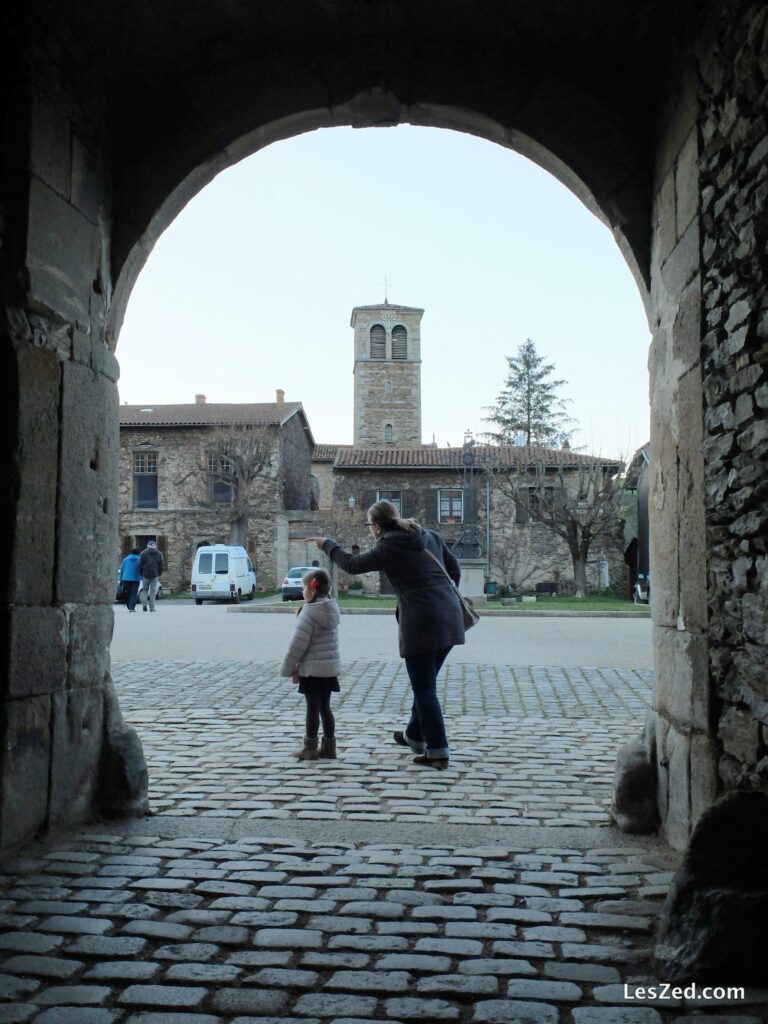 Les filles découvrent l'ancien monastère - Sainte Croix en Jarez