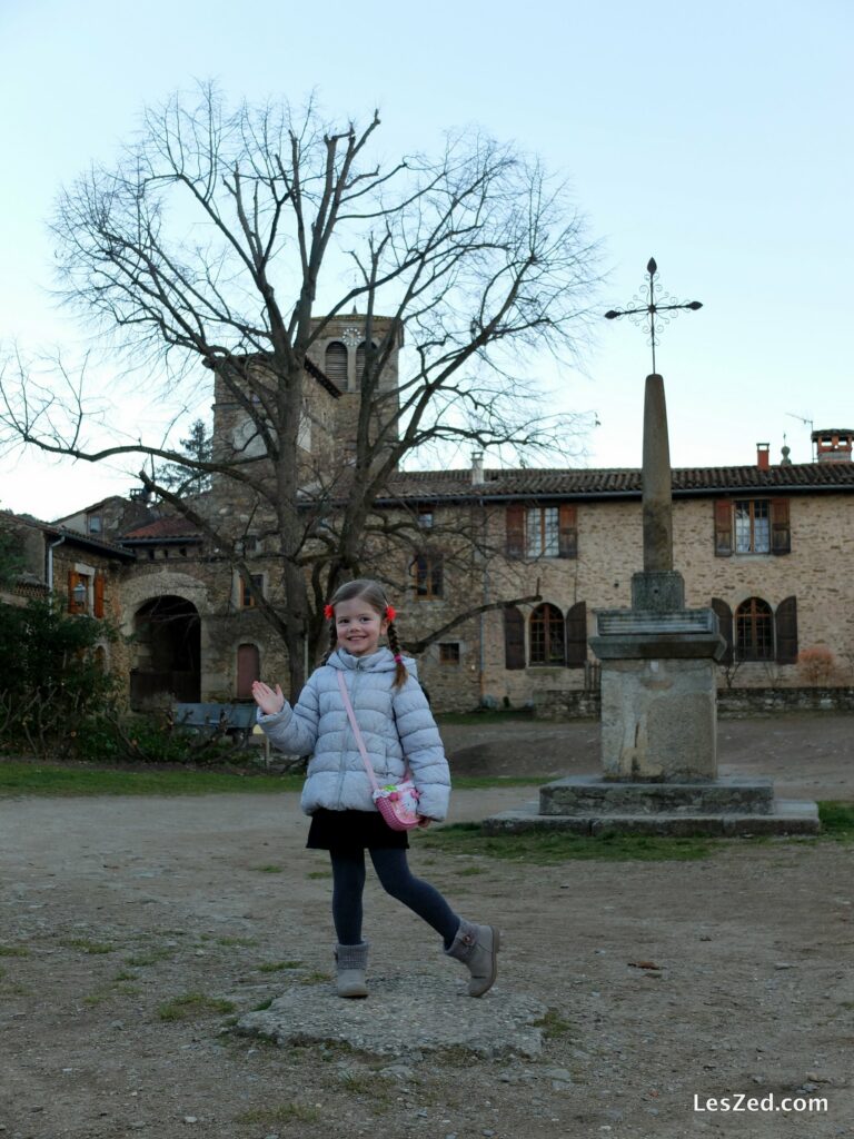 Chloé prend la pose au milieu du village - Sainte Croix en Jarez