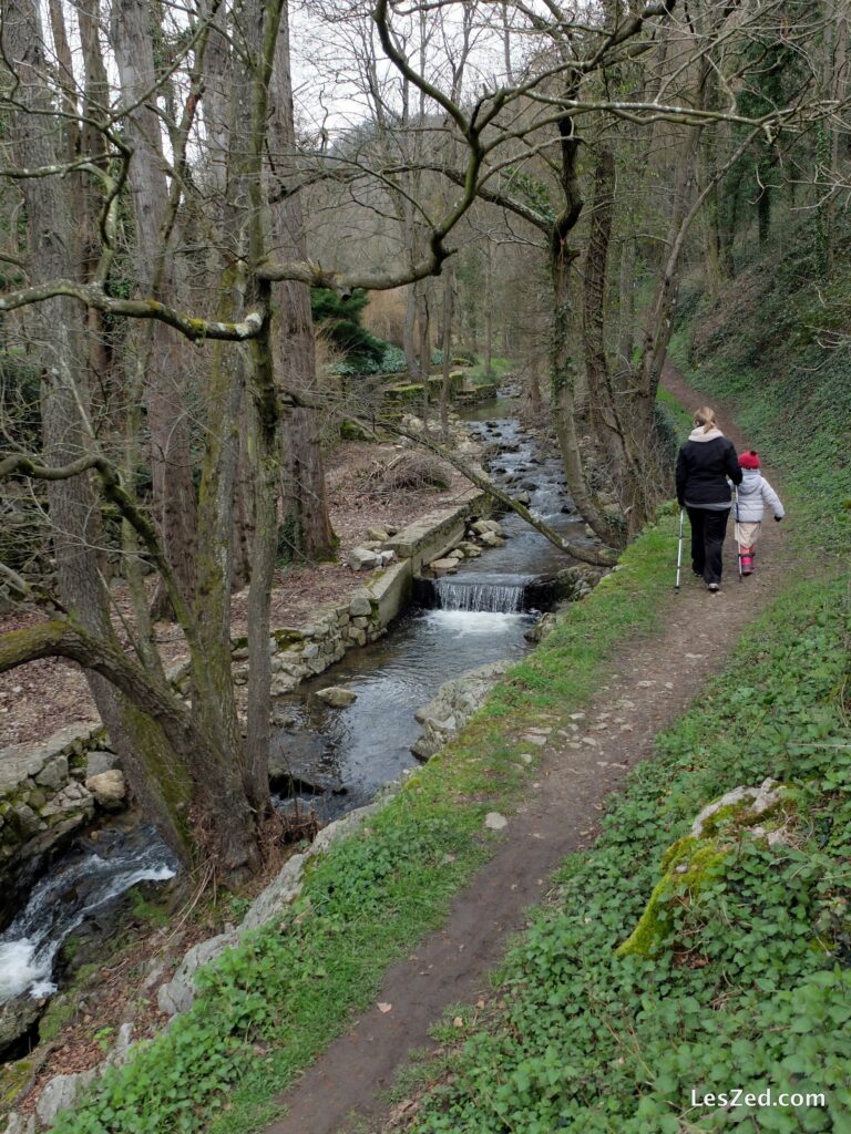 Clem et Chloé en route sur le Sentier de l’Arbuel (Condrieu)