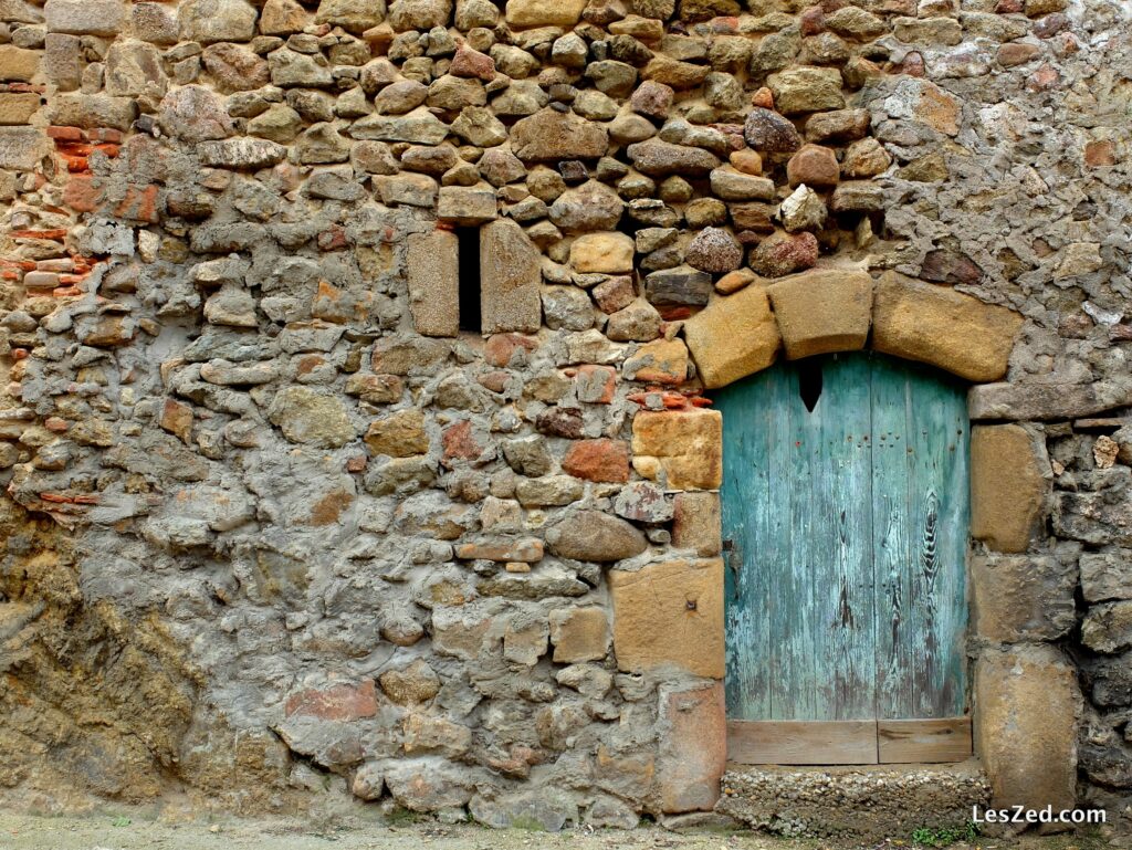 Vieilles pierres, vieille porte - Village de Malleval (Parc du Pilat)