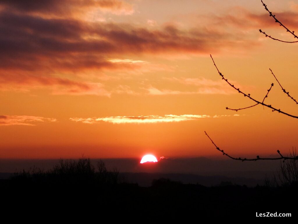 Lever de soleil sur le Pilat - le soleil pointe le bout de son nez