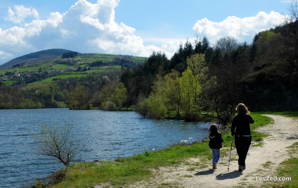 Promenade en famille le long du barrage de Couzon (Parc naturel du Pilat)