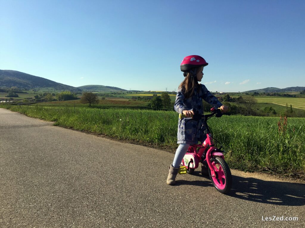 Ca y est ! Chloé sait faire du vélo sans roulette