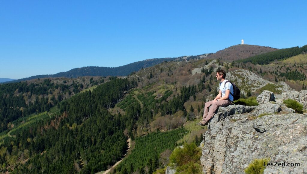 Contempler la vue depuis les Trois Dents (parc du Pilat)