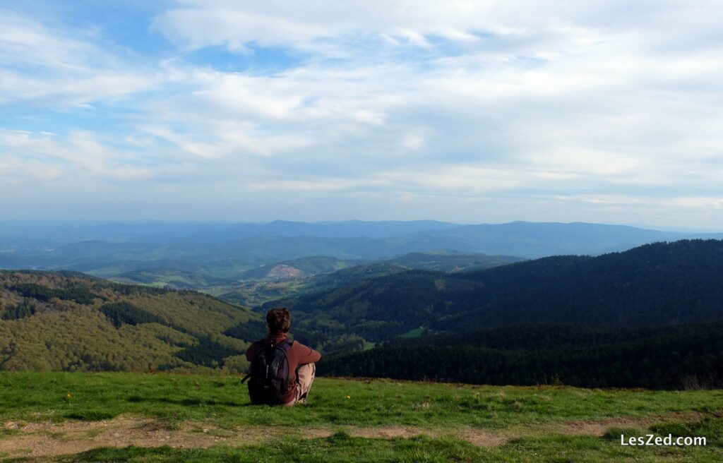 Admirer la vue - versant Sud - sur le parc naturel du Pilat