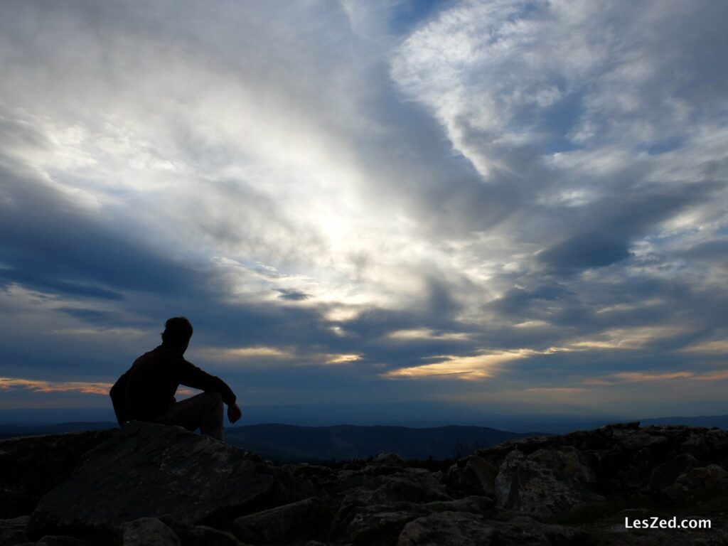 Pique-nique au coucher de soleil au crêt de la Perdrix, à 1430m (parc du Pilat)