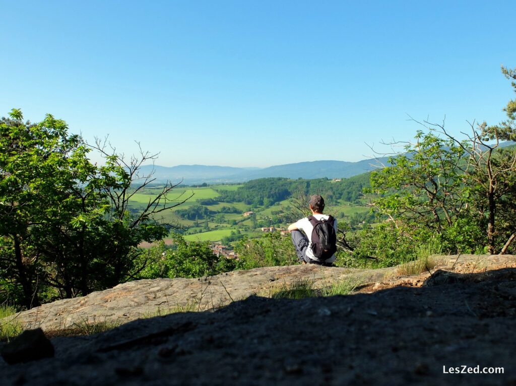 S'assoir, et regarder la vue sur le parc du Pilat (Chuyer)