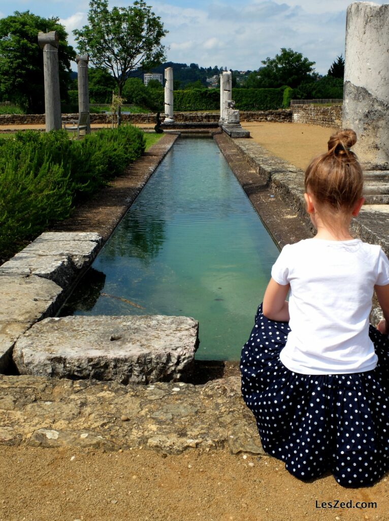 Chloé face aux vestiges romains (journées Gallo-Romaines / Saint-Romain-en-Gal)