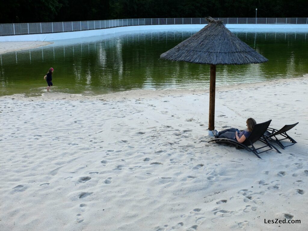 Détente à la plage artificielle du domaine