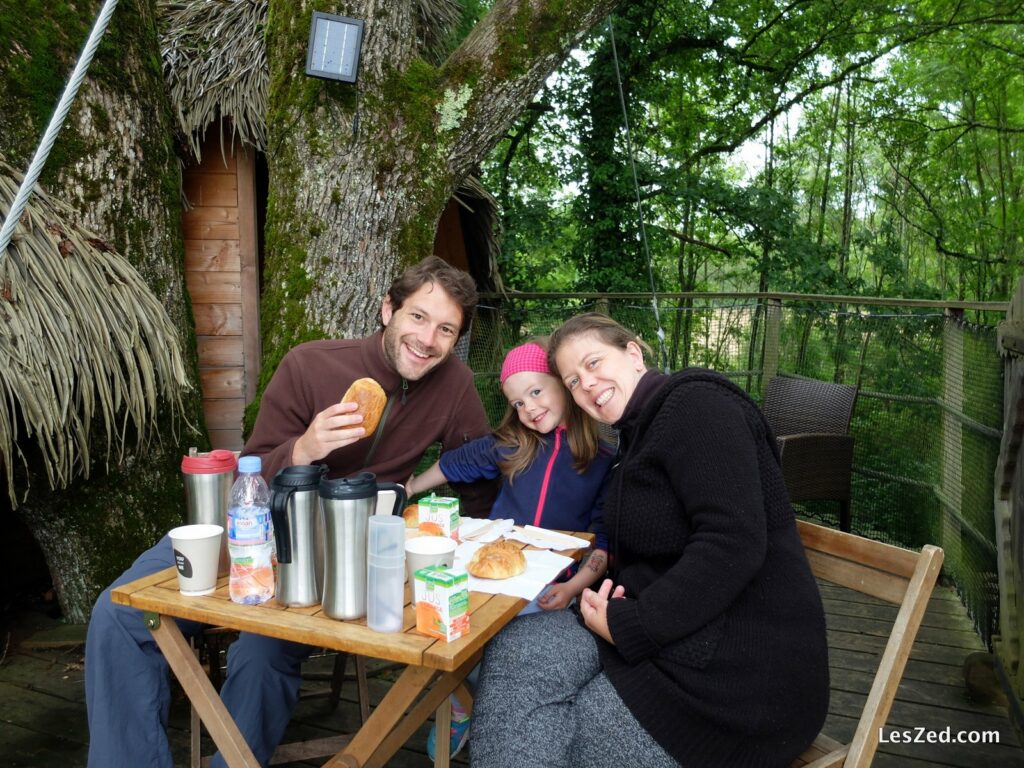 Un bon petit déjeuner en famille perchés à 6m dans un arbre